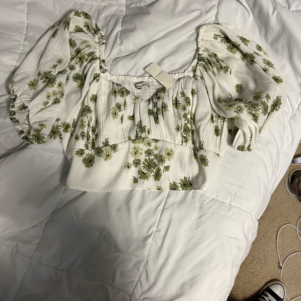 Never worn Abercrombie crop top. With tags. Size xl
